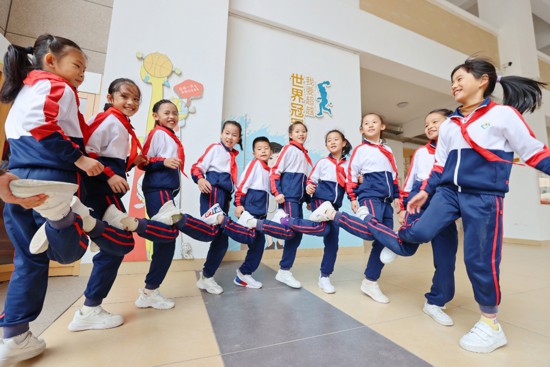 福建泉州市晉光小學的學生們在課間開展活動。學校供圖
