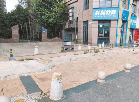 祥域小區離消防通道不遠處，設有隔離柱和石墩。