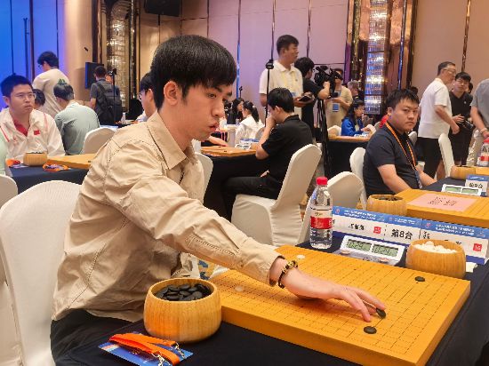 上海隊棋手王星昊在比賽中。人民網記者 李乃妍攝