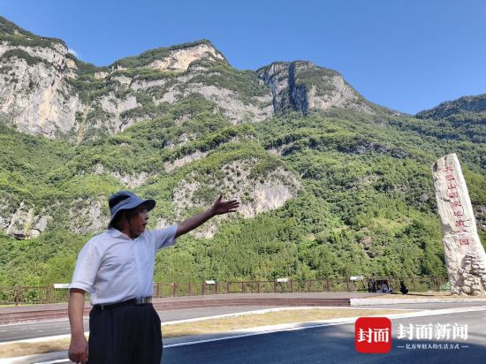 達州本土巴文化專家、土家文化研究會會長張國述介紹巴山文化。（拍攝：謝杰）