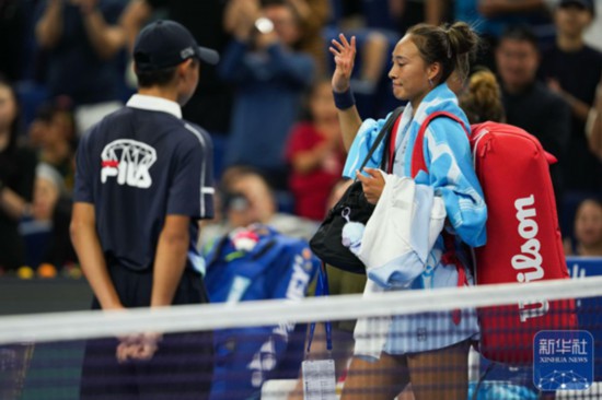 鄭欽文離場時向觀眾致意。新華社記者 那宇奇 攝