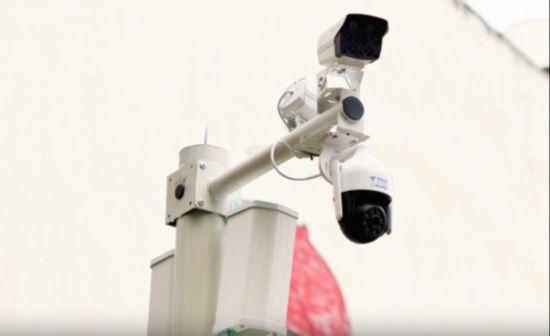 這根“白桿桿”，正是中國電信四川公司聯合公安交警部門研發的“農村AI電子勸導員”系統。四川電信供圖