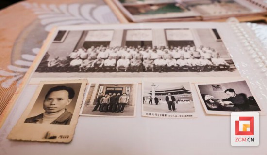 泛黃的黑白存照，記錄學習工作過往